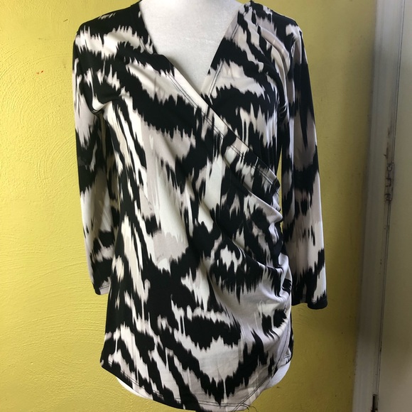 New Woman’s Jennifer Lopez V Necked Top! NWOT!! - Picture 2 of 11